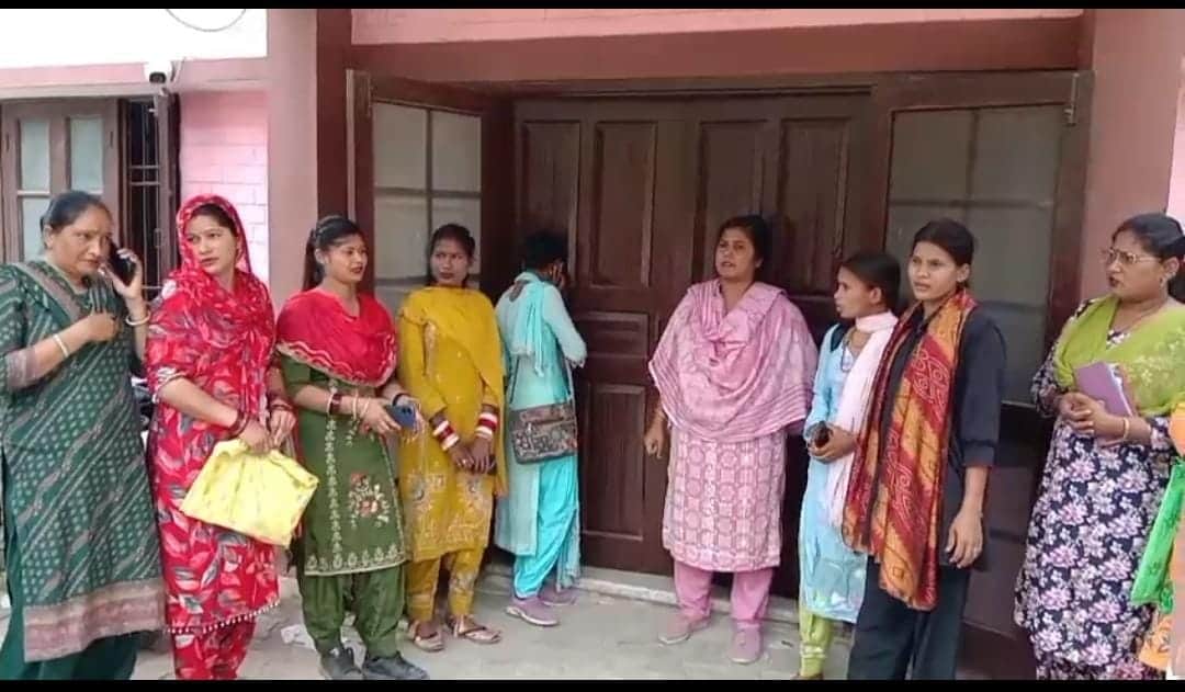 कार्यालय के बाद रोष व्यक्त करती हुई महिला समूह की सदस्य,स्त्रोत सोशल मीडिया