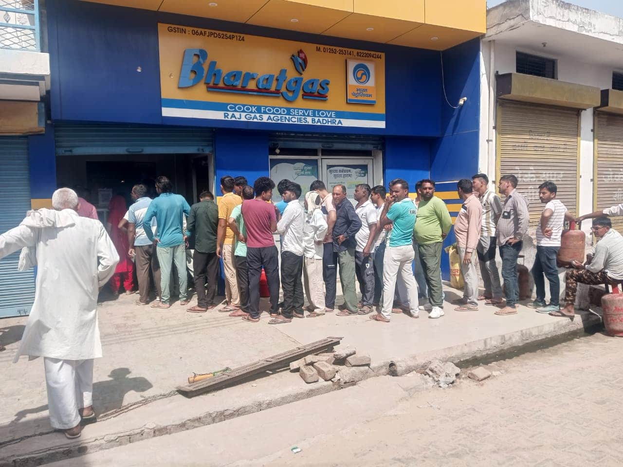 कस्बे की गैस एजेंसी के बाहर बुकिंग के लिए लगी लंबी कतार। 