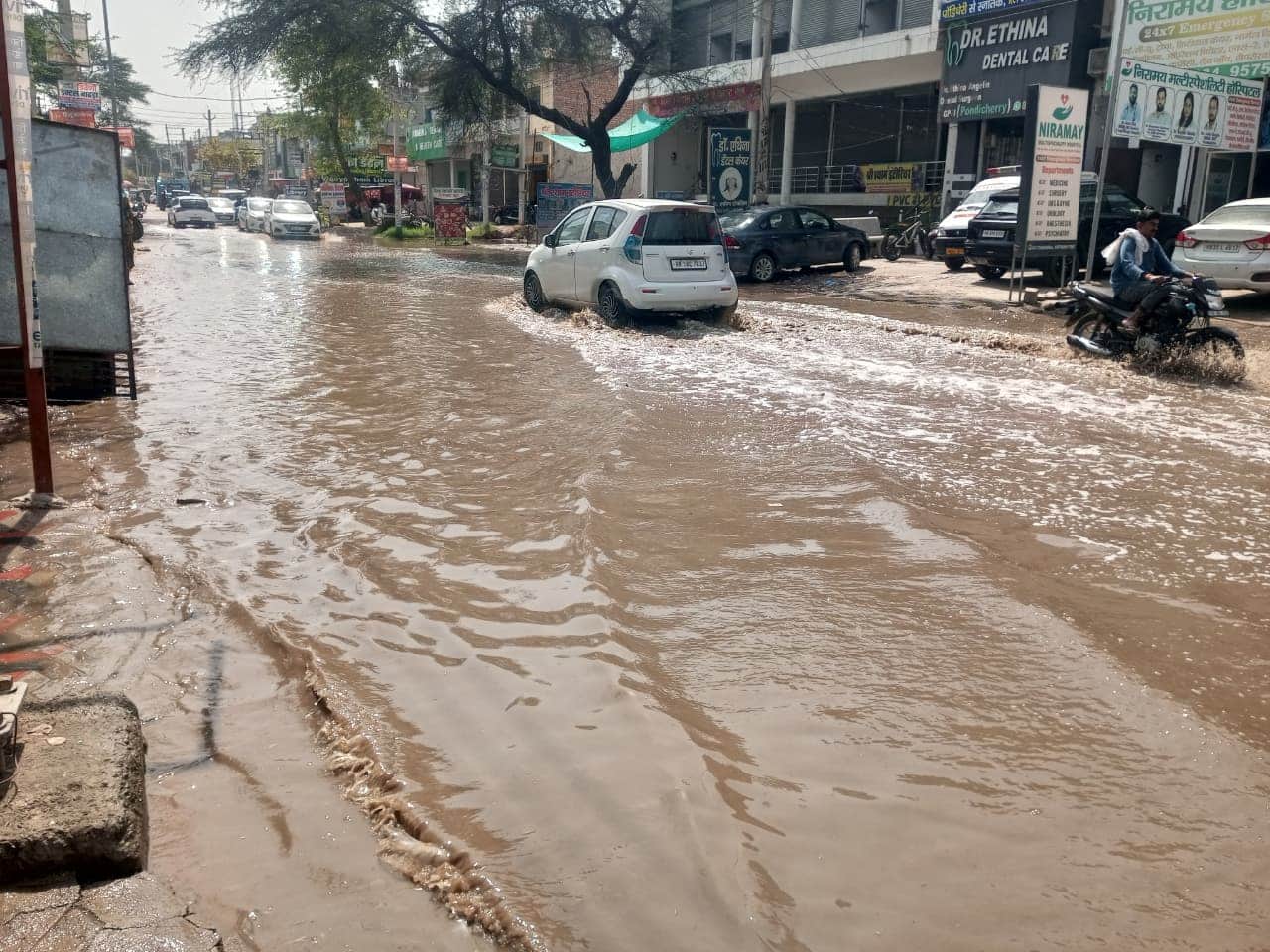 कस्बे के जुई रोड पर भरा बारिश का पानी। 