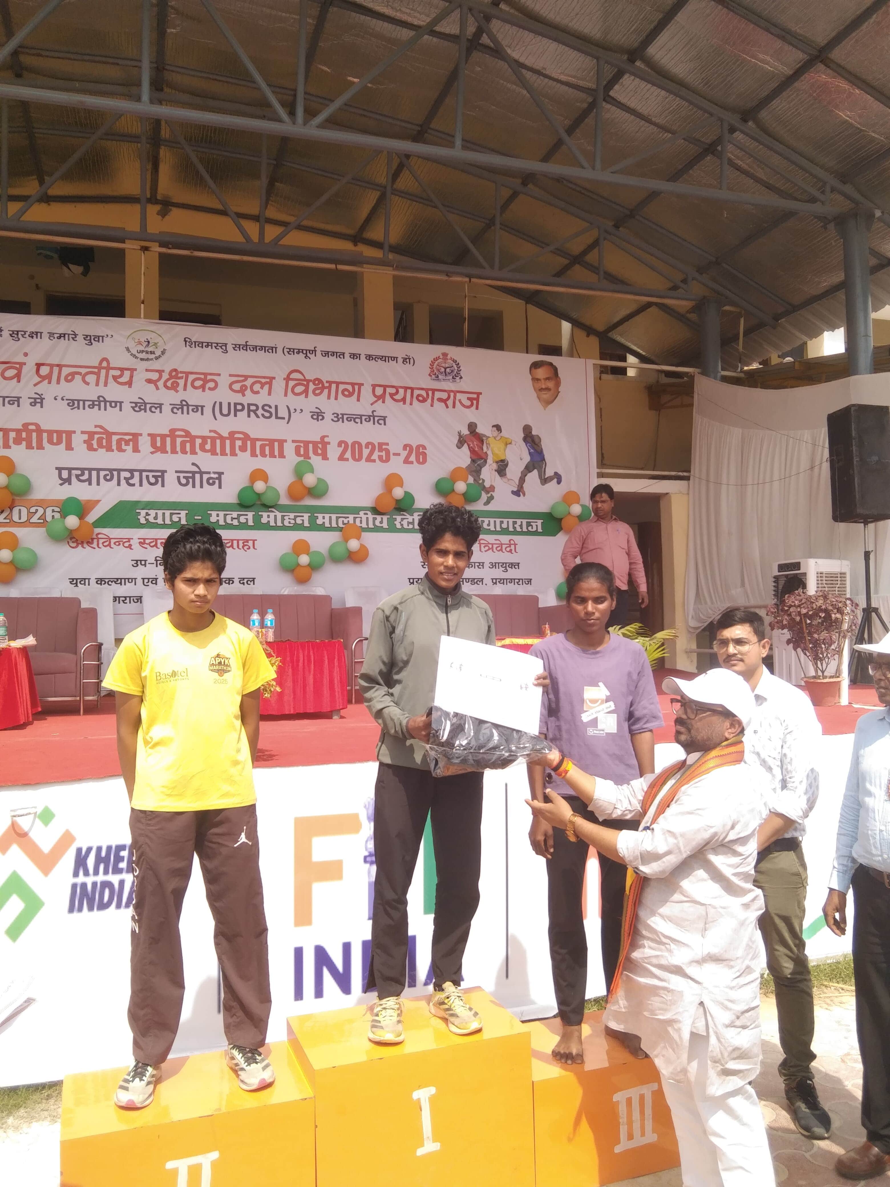 कौशाल्य को जीत का प्रमाणपत्र देते अतिथि। स्रोत- खिलाड़ी