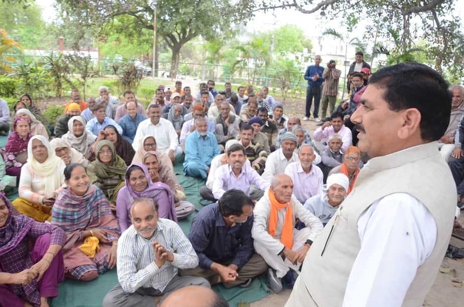 कठुआ के ड्रीमलैंड पार्क में बैठक का संबोधित करते वेस्ट पाकिस्तान रिफ्यूजी एक्शन कमेटी के प्रधा