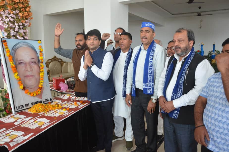 कठुआ में आयोजित कार्यक्रम में कांशी राम को श्रद्सासुमन अर्पित करते कार्यकर्ता। संवाद