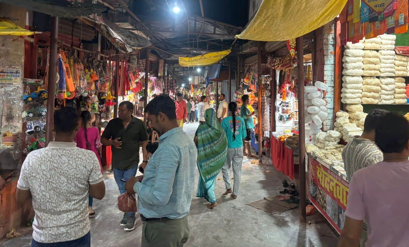 कड़ा के शीतला धाम में नवरात्रि को लेकर सज रही दुकानें।  स्रोत : समिति