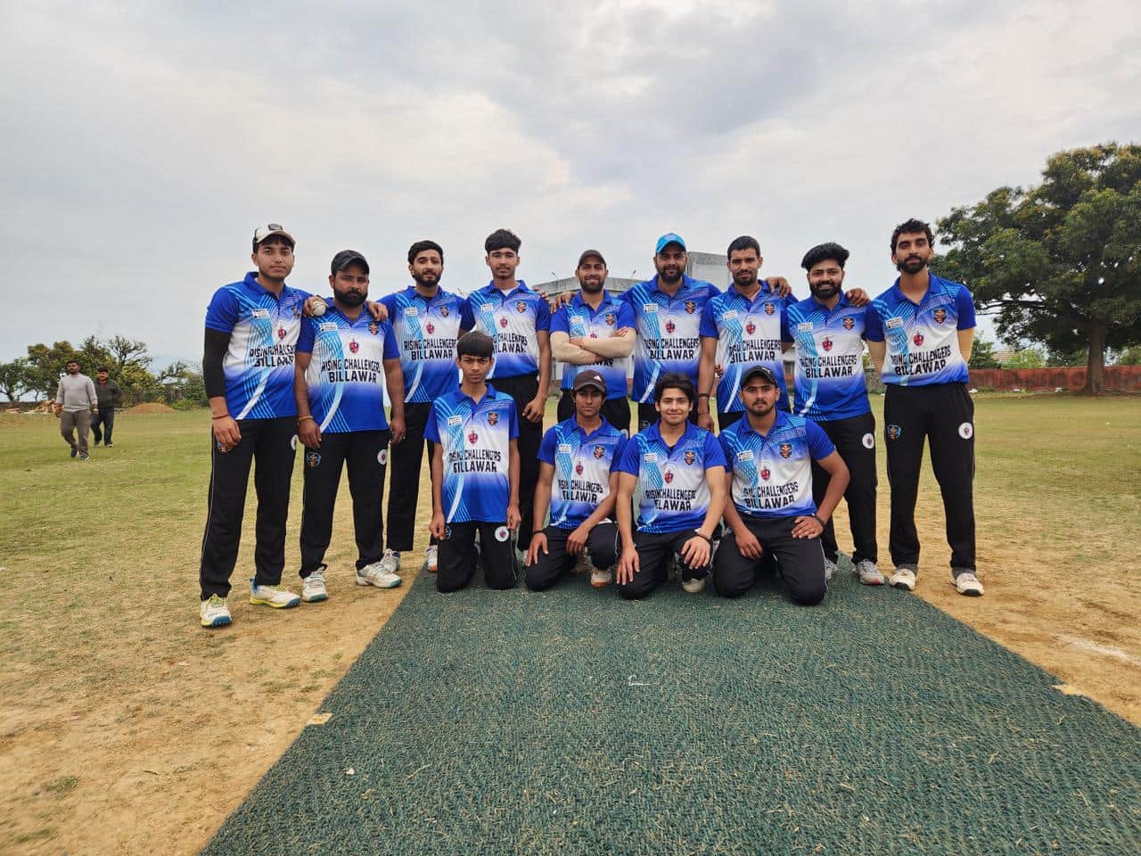 क्वार्टर फाइनल में जीत हासिल करने वाली रॉयल चैलेंजर्स बिलावर की टीम। स्रोत आयोजक।