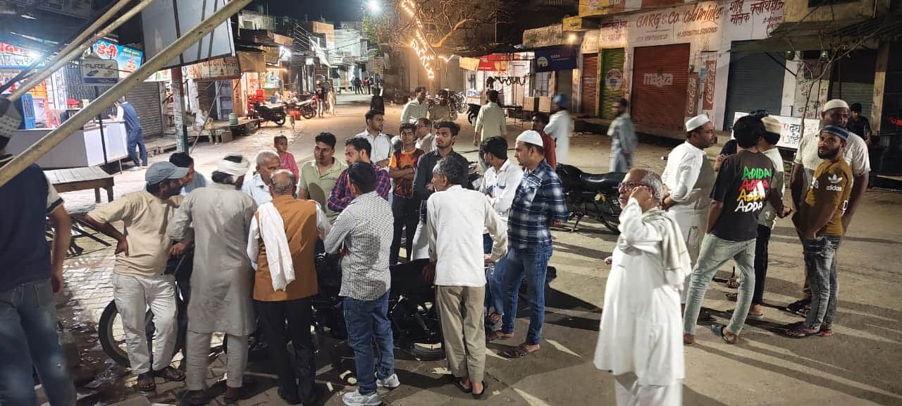 खानपर में जूलरी शिवरों में चोरी की वारदात के बाद बाहर मौजूद भीड़। संवाद