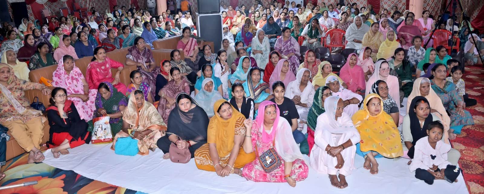 लाडवा। बाबा बंसीवाला वृद्धाश्रम में कथा का आनंद लेते श्रद्धालु। संवाद