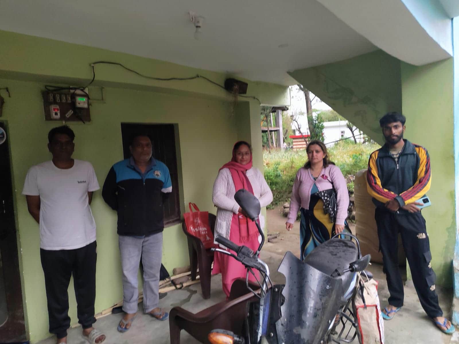 लोगों को पीलिया से बचाव बारे जानकारी देती आशा वर्कर। स्रोत : स्वास्थ्य विभाग