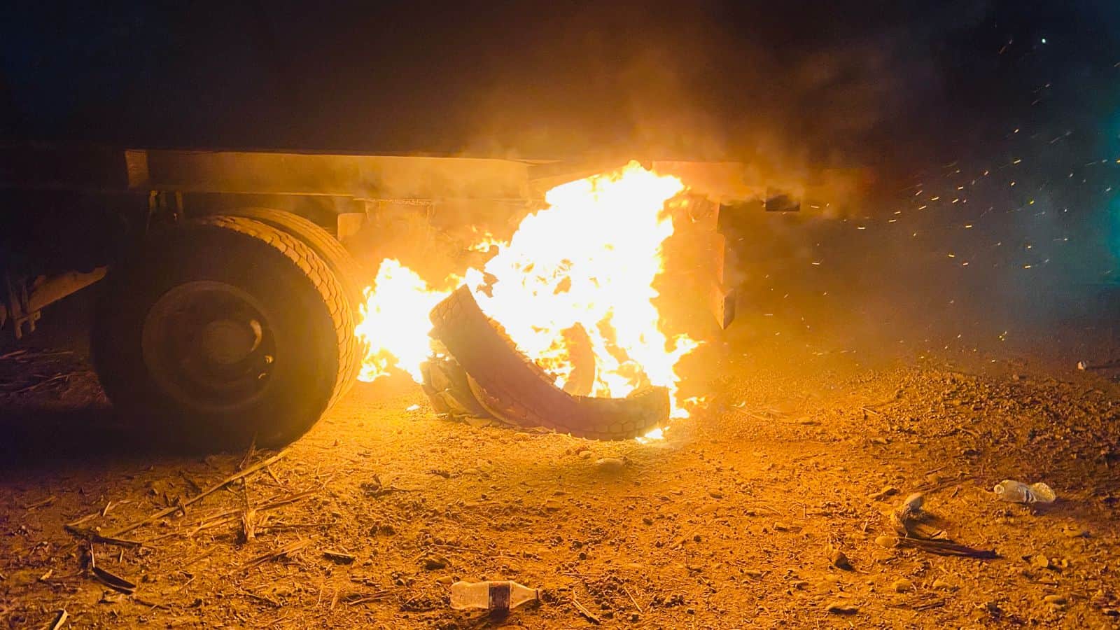 लक्सर में टॉली के टायर में लगी आग ( विभाग )