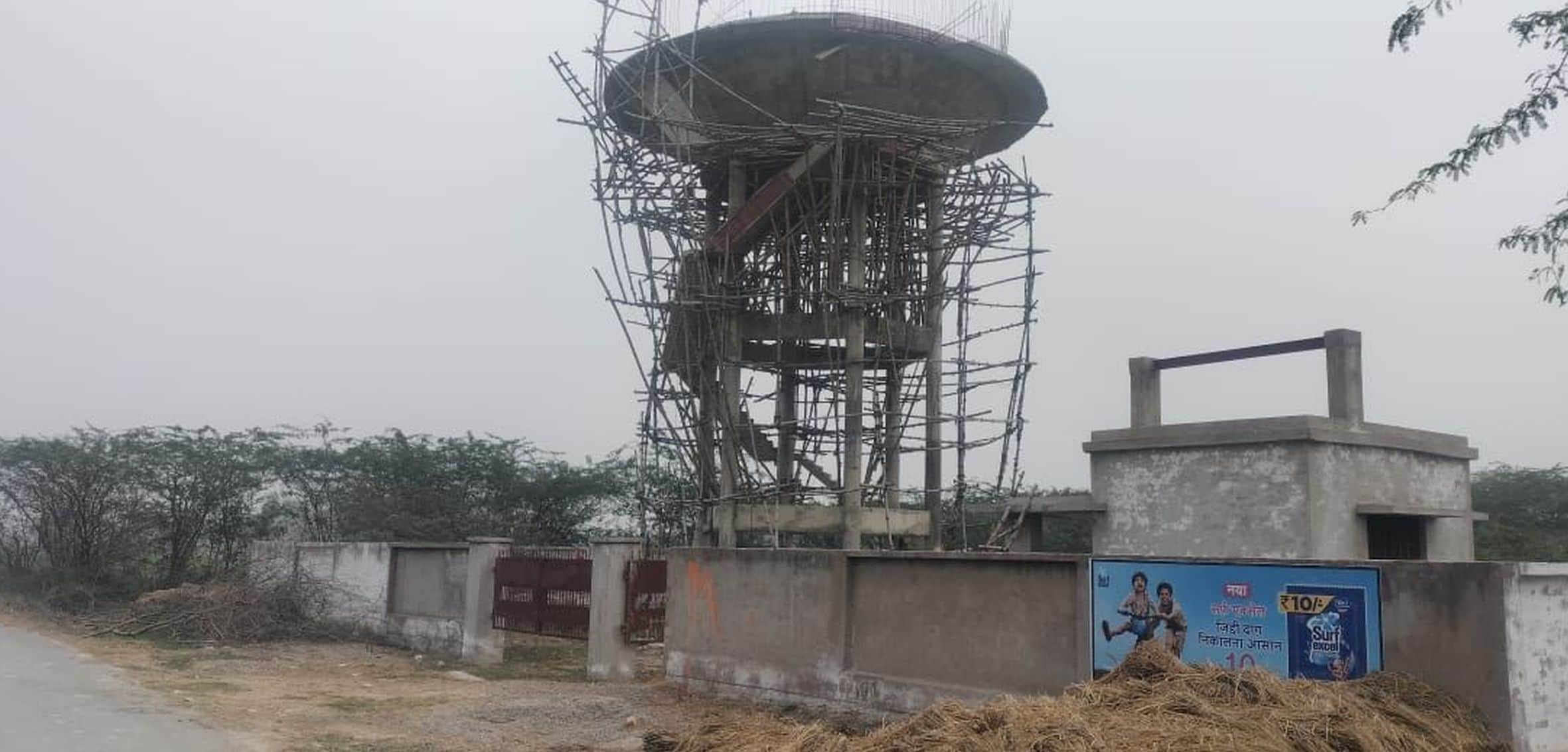 लालगंज क्षेत्र में निर्माणाधीन पानी की टंकी। 