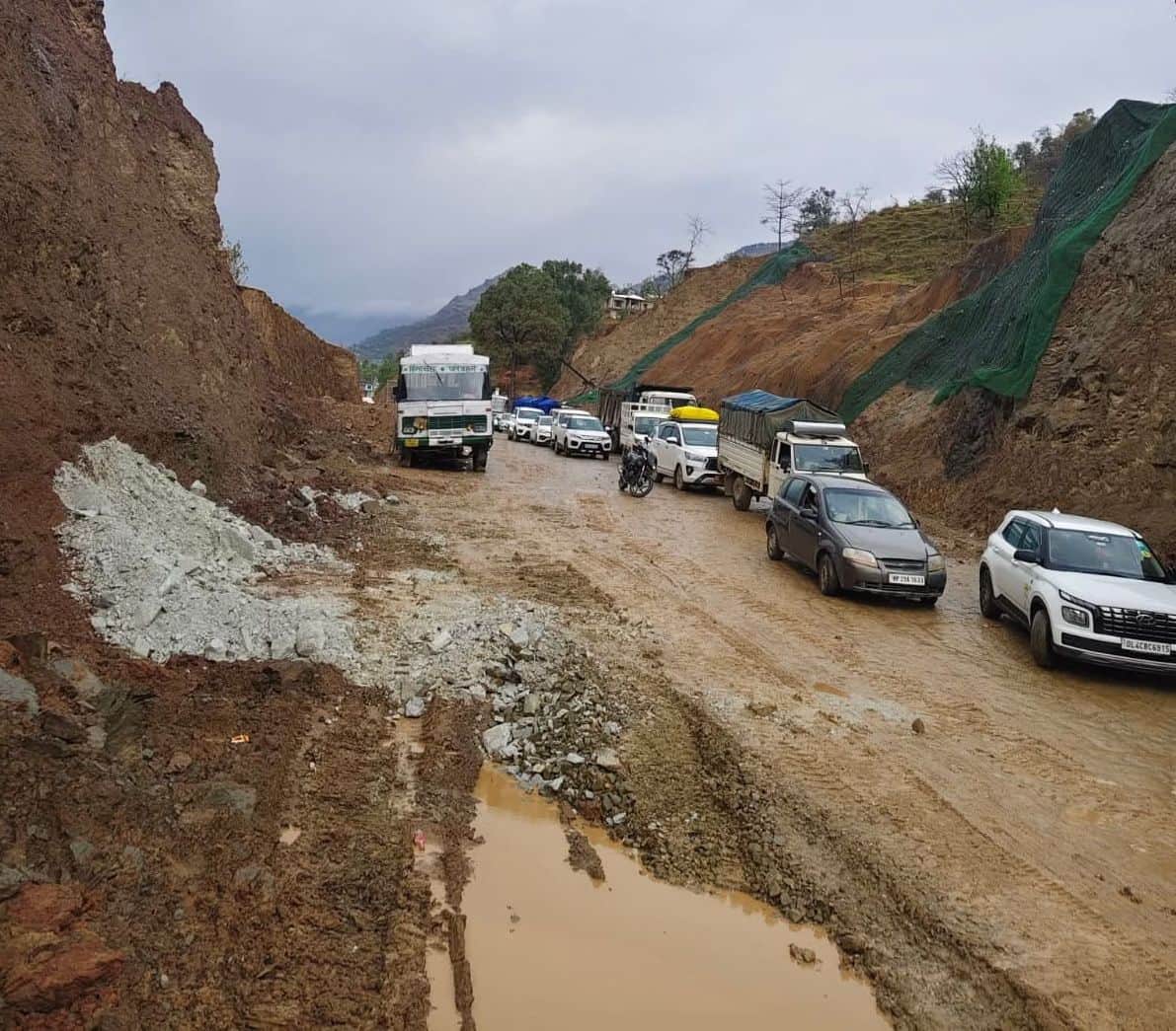 मंडी जिला के द्रंग क्षेत्र में चल रहे फोरलेन निर्माण के बीच कीचड़ में रूक रूक कर गुजरते वाहन। स