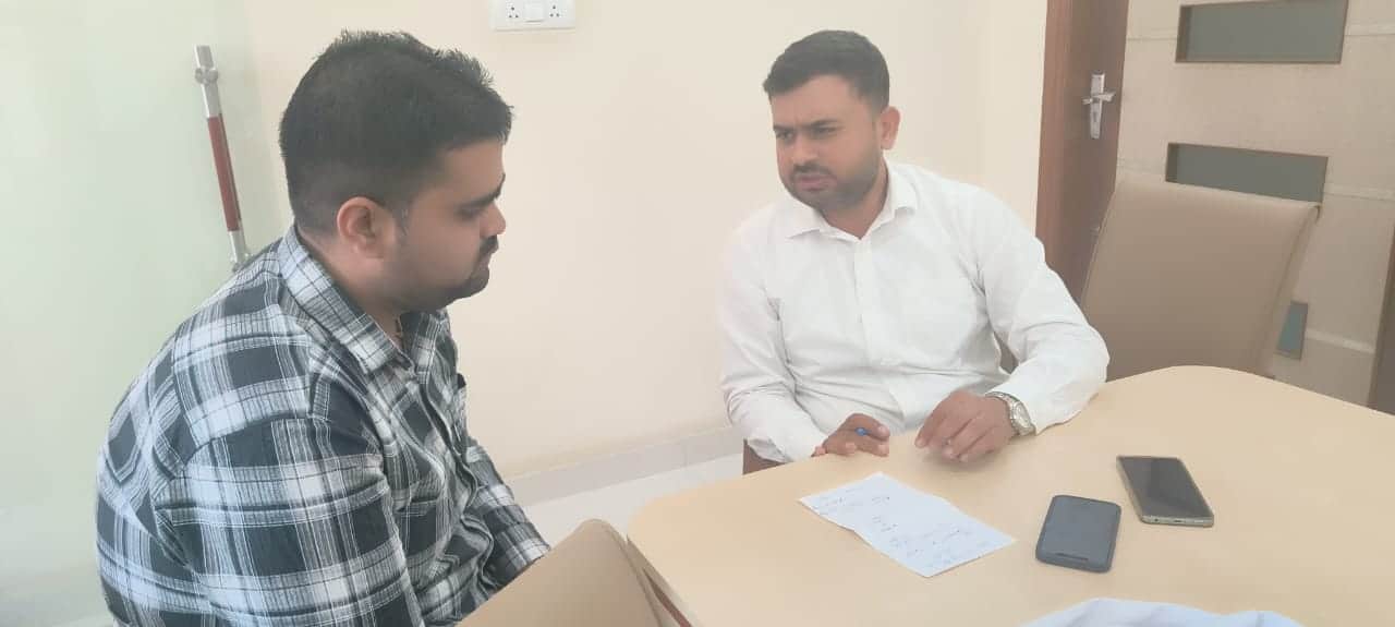 मोगीनंद में आयोजित शिविर में स्वास्थ्य जांच करते चिकित्सक। स्रोत : विभाग