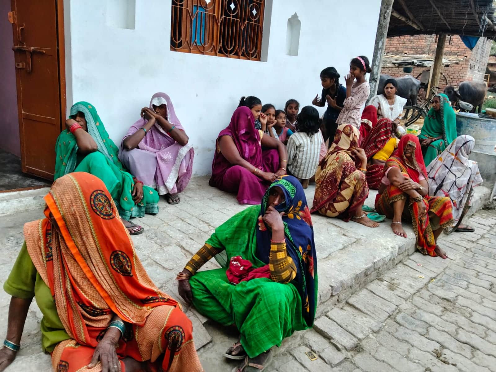 महिला की मौत के बाद सिंहपुर गांव में जुटे गमजदा परिजन, संवाद।