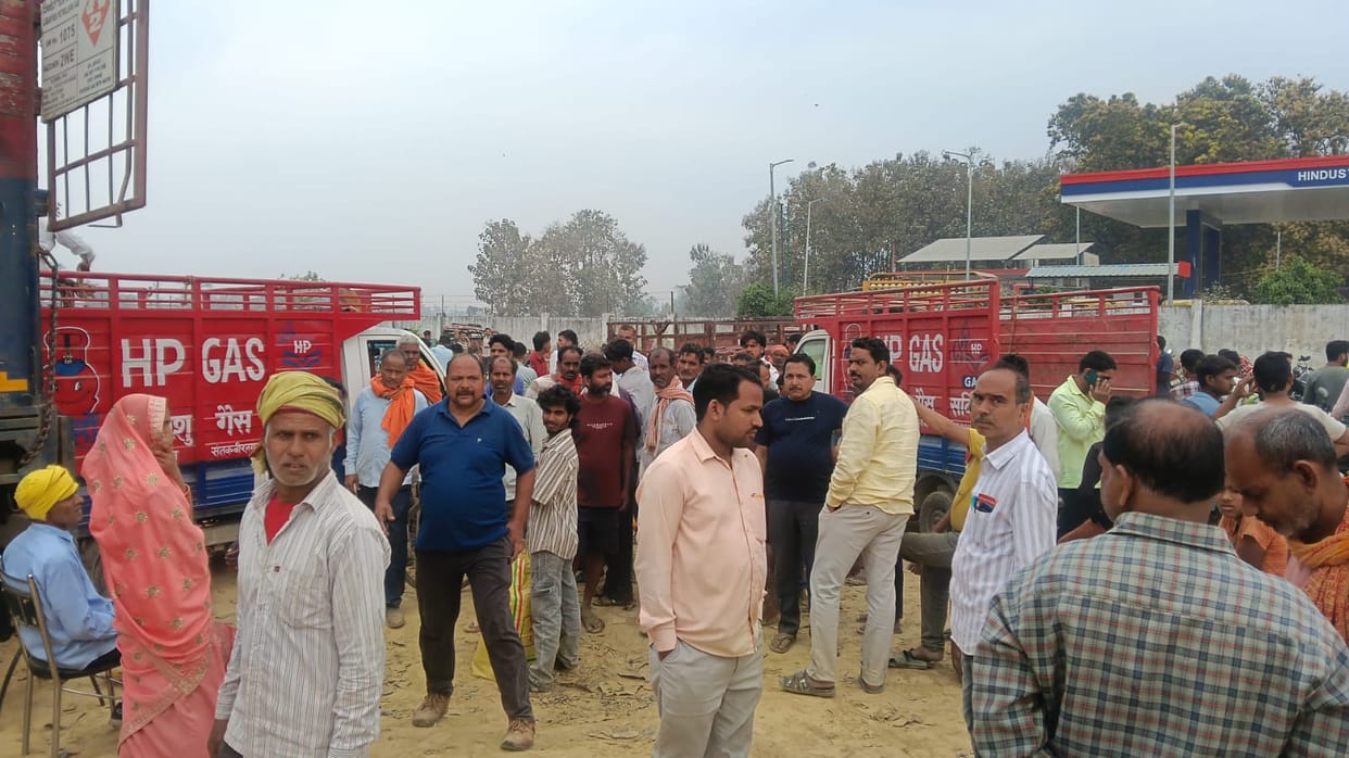 Scramble for Cooking Gas... Uproar in Mehdawal
