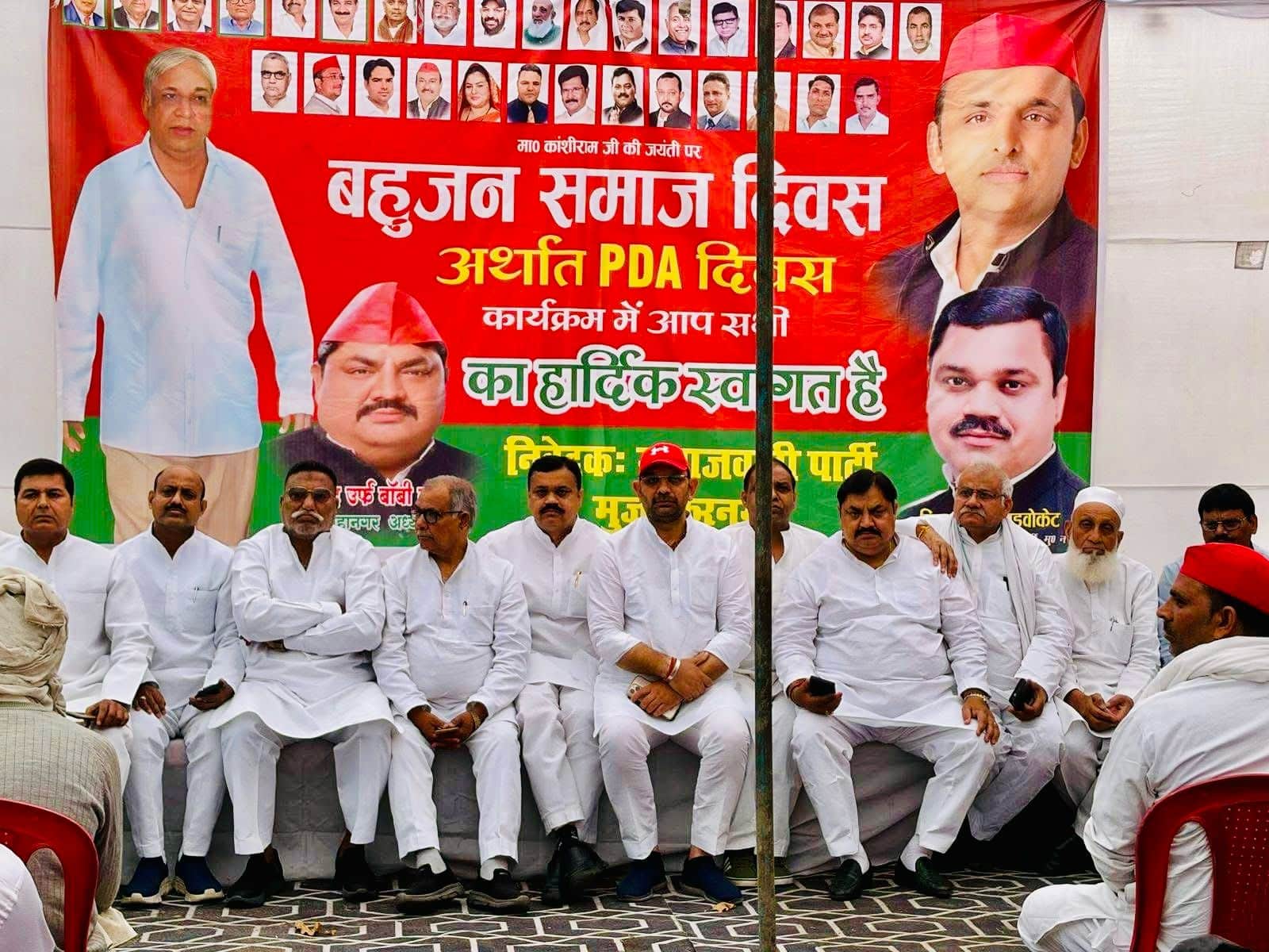 महावीर चौक स्थित सपा कार्यालय पर आयोजित कार्यक्रम में मौजूद अतिथि : स्रोत स्वयं