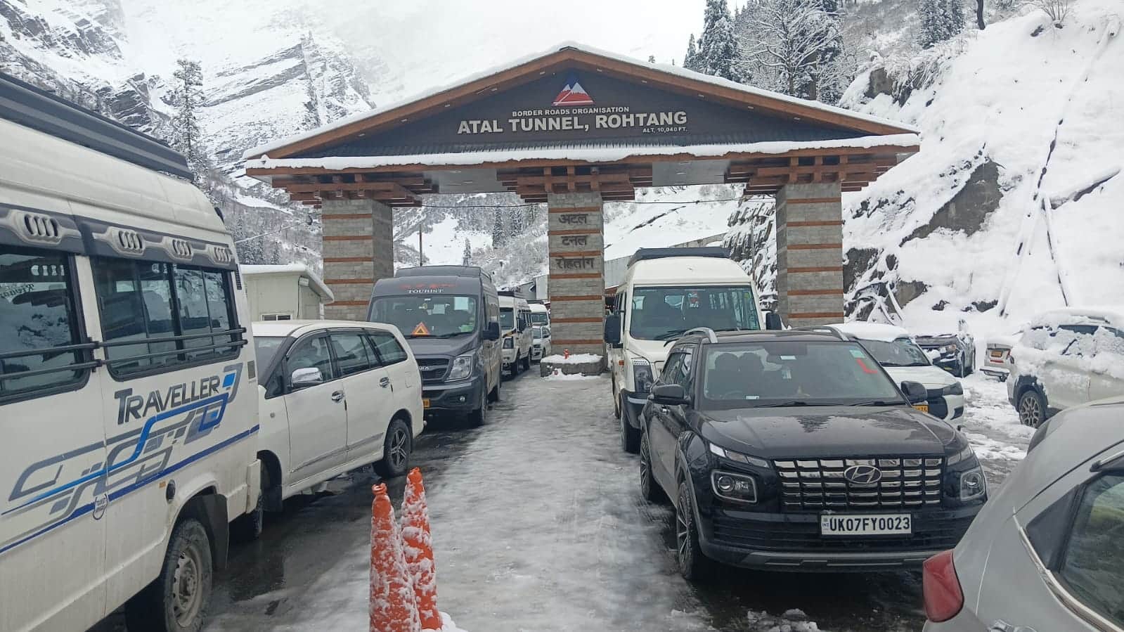 मनाली के अटल टनल रोहतांग के साउथ पोर्टल में रविवार रात से  फसें पर्यटक वाहन ।-संवाद