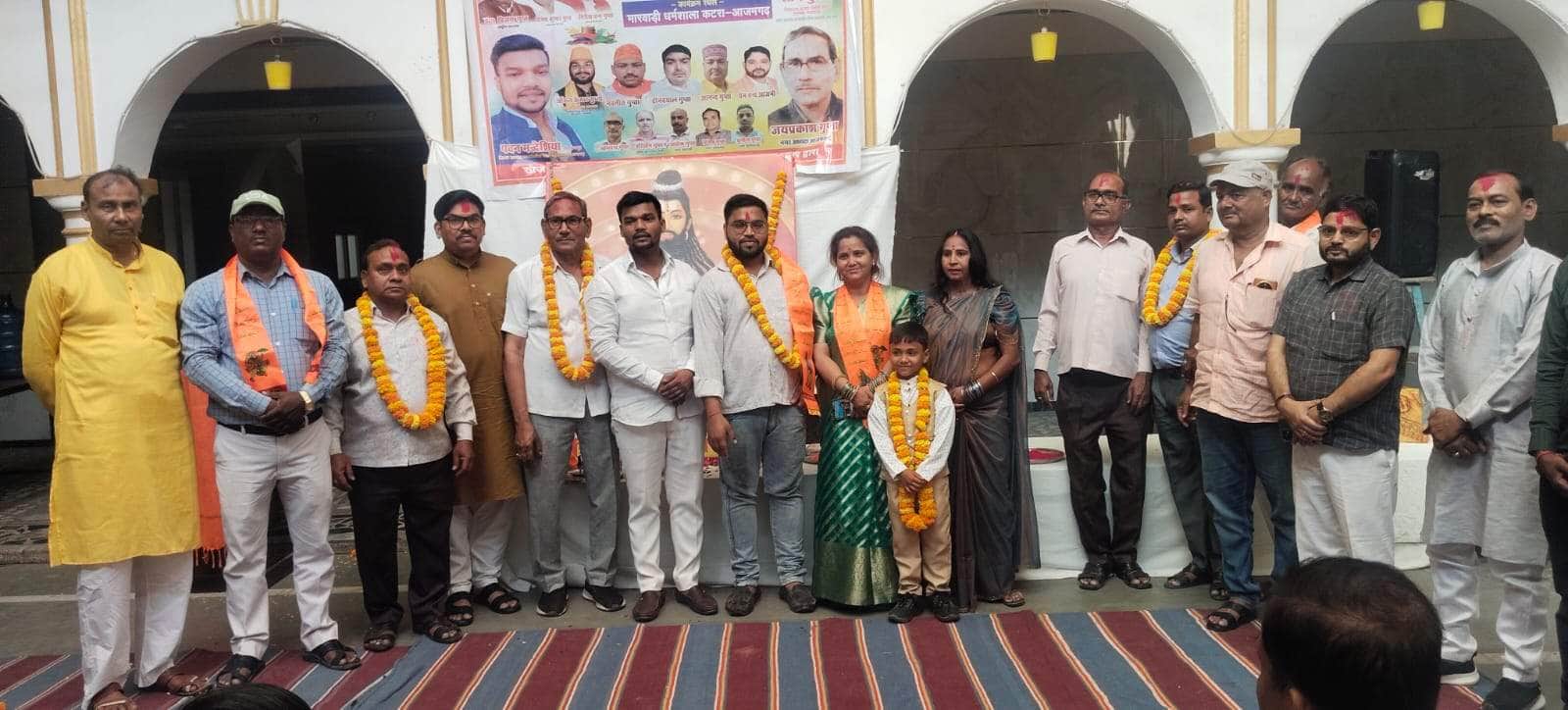 मध्यदेशीय (कान्दू) वैश्य महासभा नगर शाखा के होली मिलन समारोह मौजूद पदाधिकारी और सदस्य। श्रोत-आ