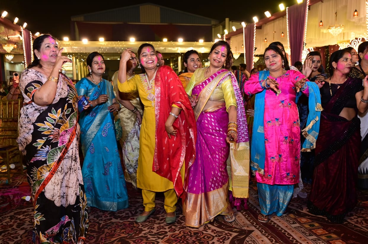 Women danced a lot in the Holi Milan of Jaiswal Samaj.