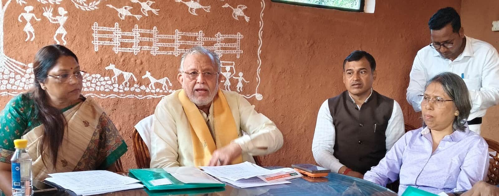 नगर निगम क्षेत्र में विकास कार्यों की जानकारी देते वित्त मंत्री सुरेश कुमार खन्ना। संवाद