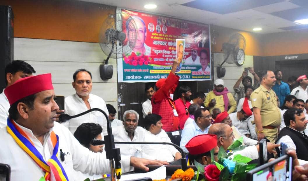 नेहरू हाल में कांशीराम जयंती समारोह को संबोधित करते सांसद धर्मेंद्र यादव। श्रोत-सपा पार्टी