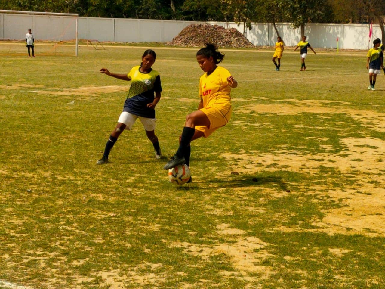 नेहरू स्टेडियम में फुटबॉल खेलतीं खिलाड़ी। - संवाद 