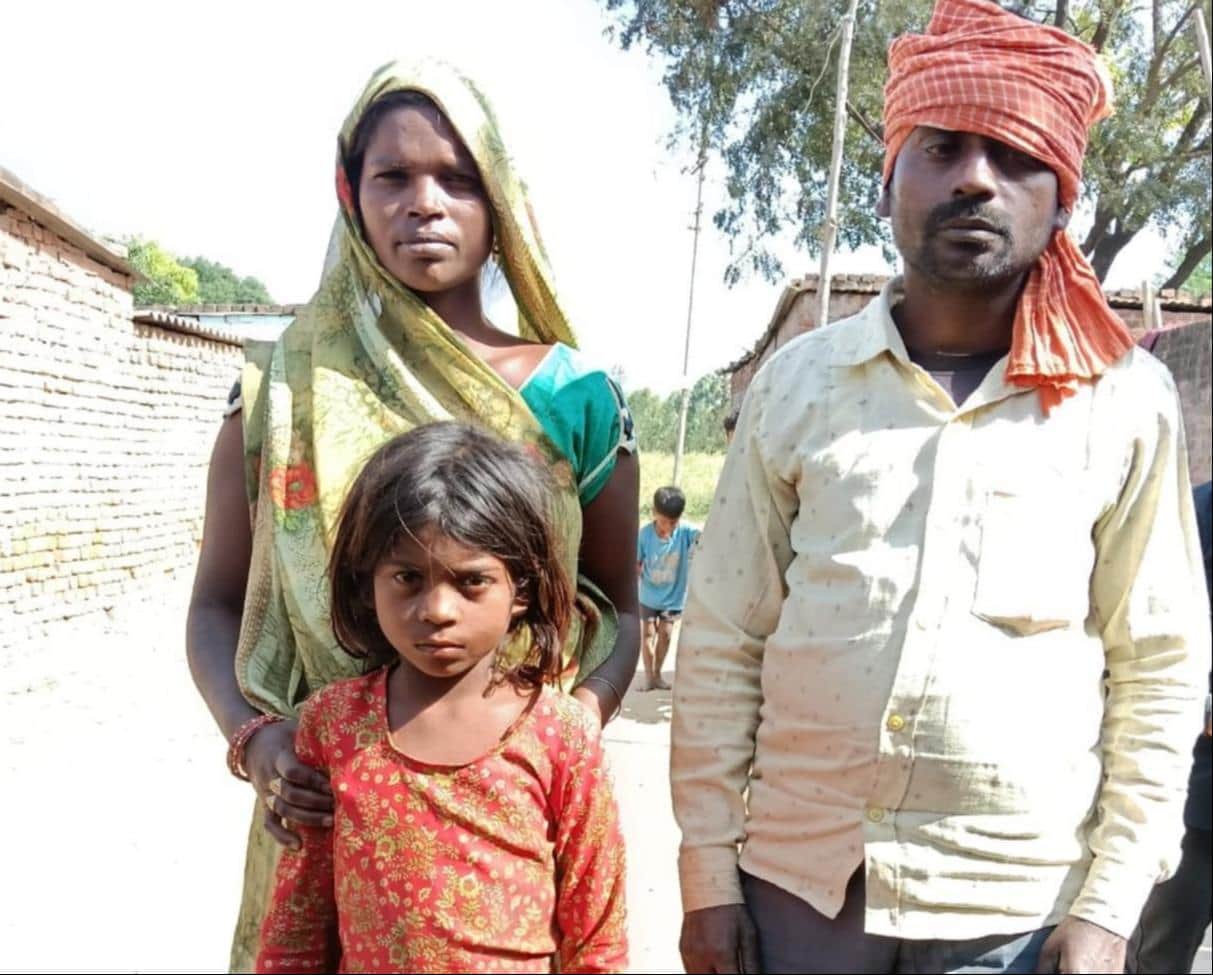 नानपारा के ग्राम ककरी में तेंदुए के हमले में घायल तारा अपने माता-पिता के साथ। -संवाद