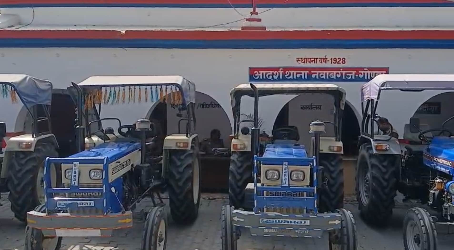 नवाबगंज थाने में पकड़े गए आरोपी व बरामद ट्रैक्टर। स्रोत: पुलिस