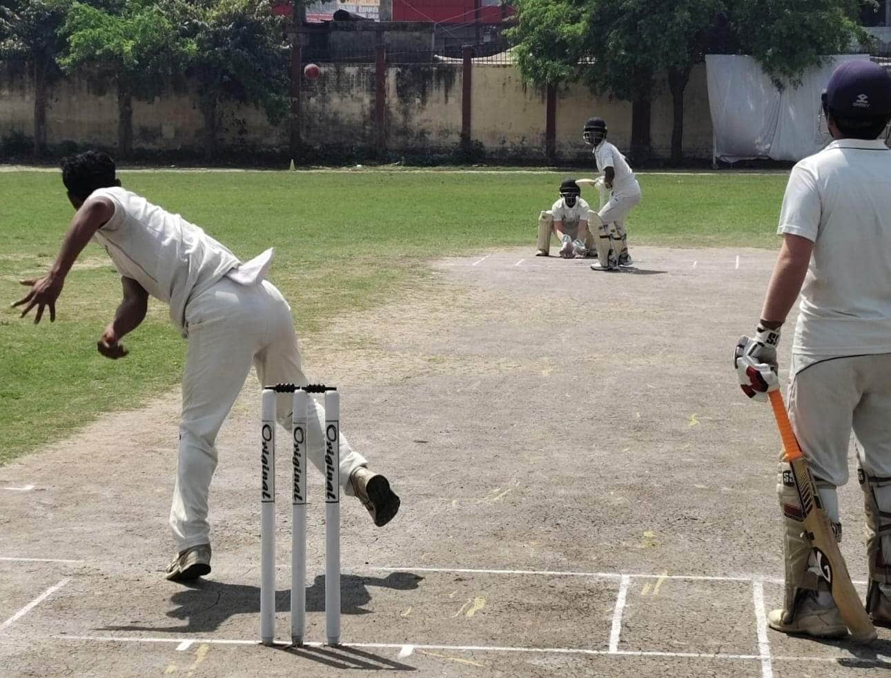 ओपन स्टेट आमंत्रण सीनियर पुरुष क्रिकेट प्रतियोगिता में खेलते खिलाड़ी। संवाद