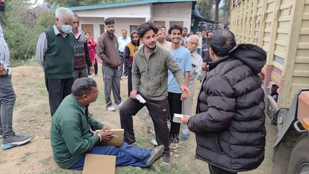 पीछे लाइन में लगो...धर्मशाला के चीलगाड़ी स्थित गैस एजेंसी के गोदाम में सिलिंडर लेने के लिए