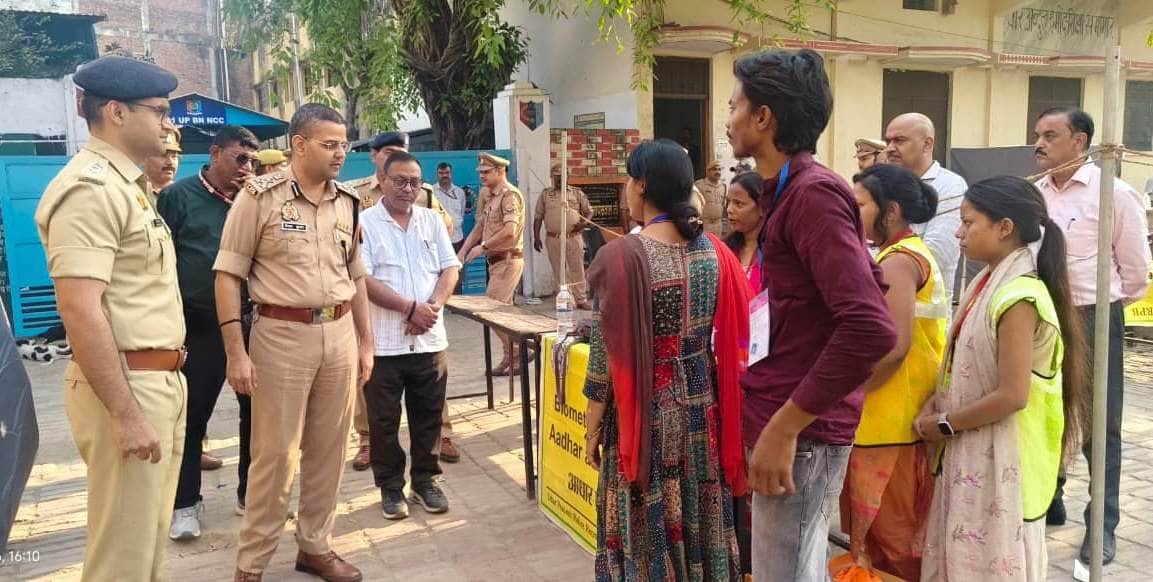 पीडीडीयू नगर पालिका इंटर कॉलेज में दरोग भर्ती परीक्षा का निरीक्षण करते डीआईजी वैभव कृष्ण। स्रोत