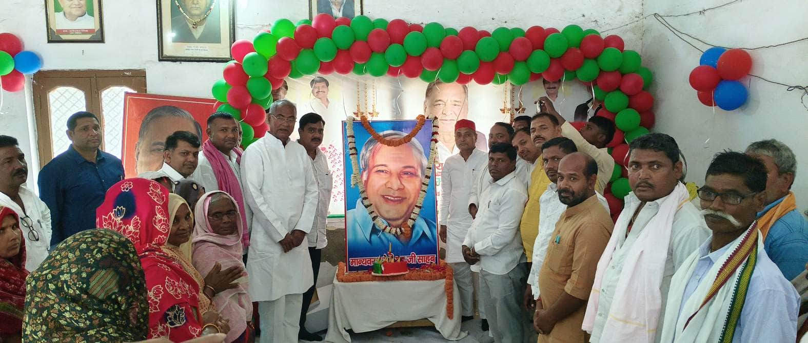 पीडीडीयू नगर स्थित सपा कार्यालय में कांशीराम की जयंती मनाते पूर्व सांसद रामकिशुन व अन्य। संवाद