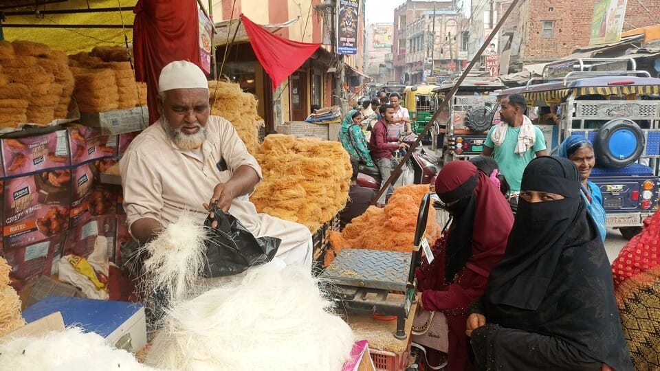 Markets Bustle for Eid... Shoppers Begin to Gather