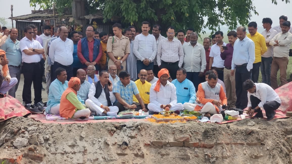 Sadar MLA laid the foundation stone of the bridge on Madhubani Minor.