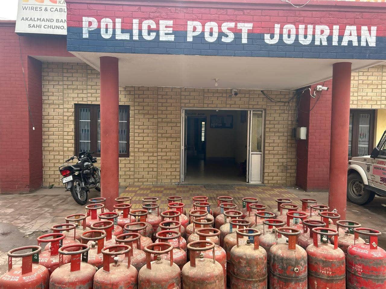 पुलिस चौकी ज्यौडियां में रखे चोरी के गैस सिलिंडर। 