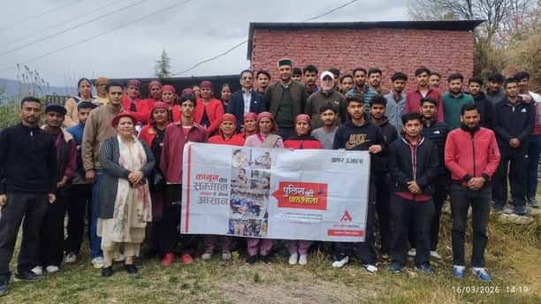 पुलिस की पाठशाला कार्यक्रम के मुख्य वक्ता डीएसपी राजीव मेहता के साथ आईटीआई के प्रशिक्षु और स्टा