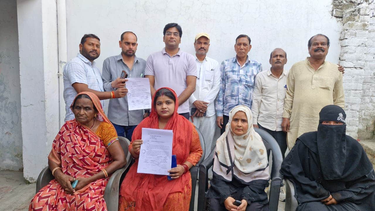 पलिया पालिका बोर्ड बैठक का बहिष्कार करते पालिका सदस्य व सदस्यपति। स्रोत पालिका सदस्य