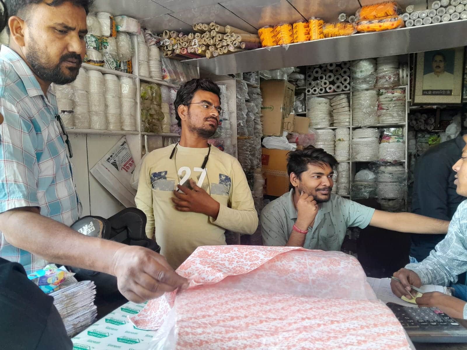 पान दरीबा स्थित पैकेजिंग मैटेरियल की दुकान में मौजूद ग्राहक । 