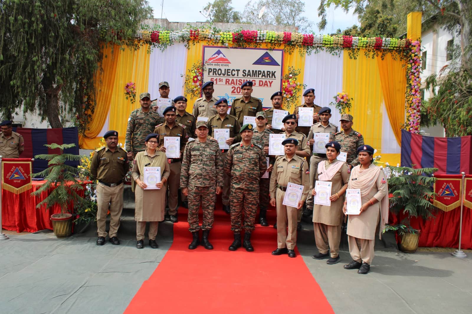 प्रोजेक्ट संपर्क की स्थापना दिवस पर आयोजित कार्यक्रम के दौरान मौजूद सैन्य अधिकारी व लोग स्रोत स