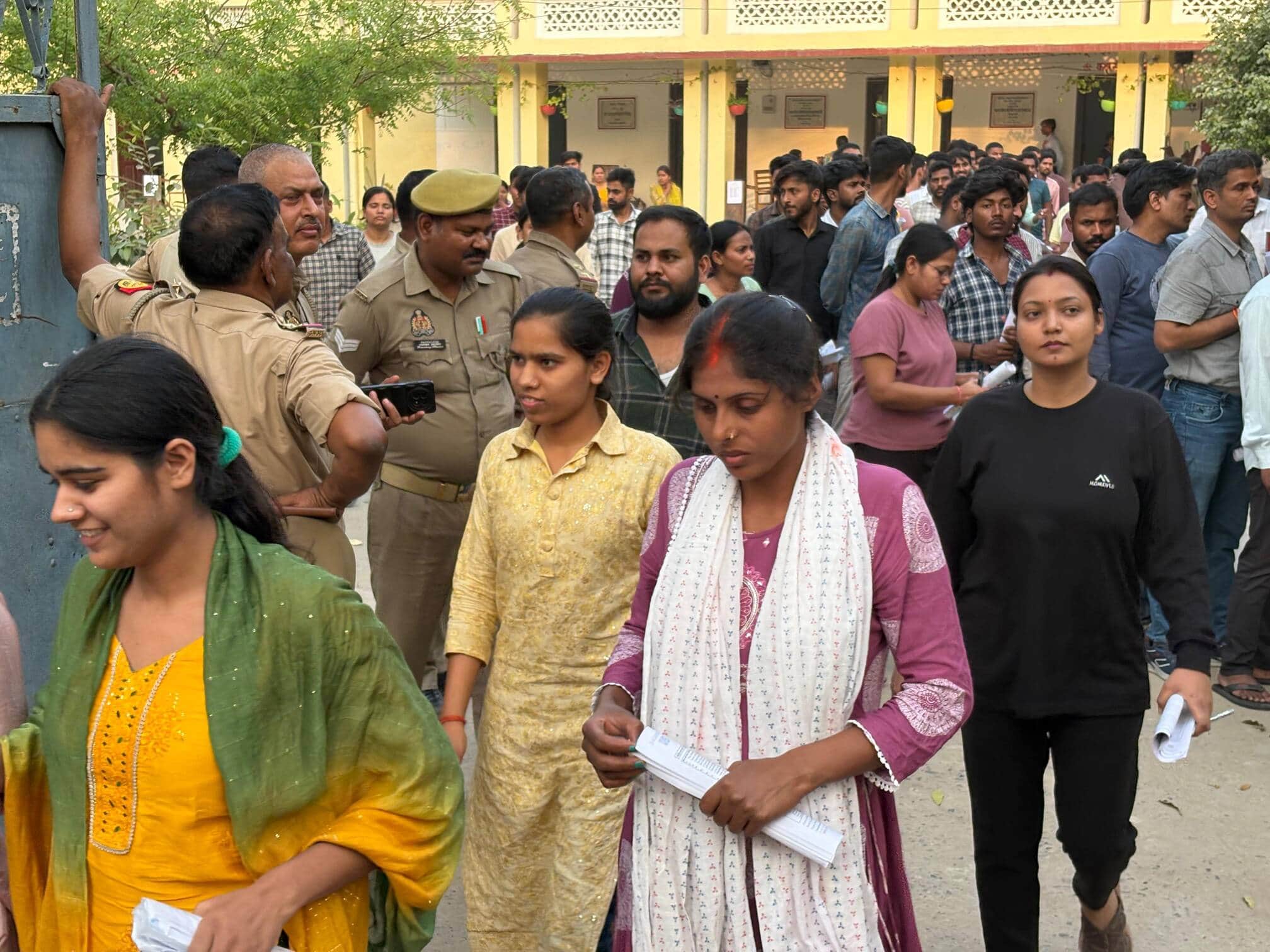 परीक्षा केंद्र से पुलिस उप निरीक्षक भर्ती परीक्षा देकर बाहर निकलते अभ्यर्थी। संवाद