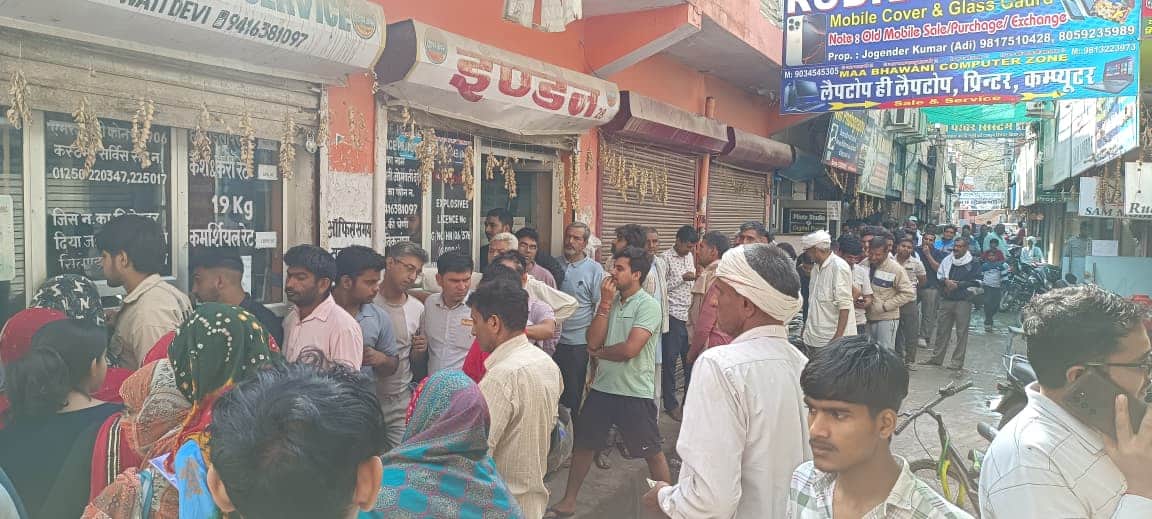 पूर्ण मार्केट में गैस एजेंसी के बाहर बुकिंग के लिए दूर तक लगी उपभोक्ताओं की कतार। 