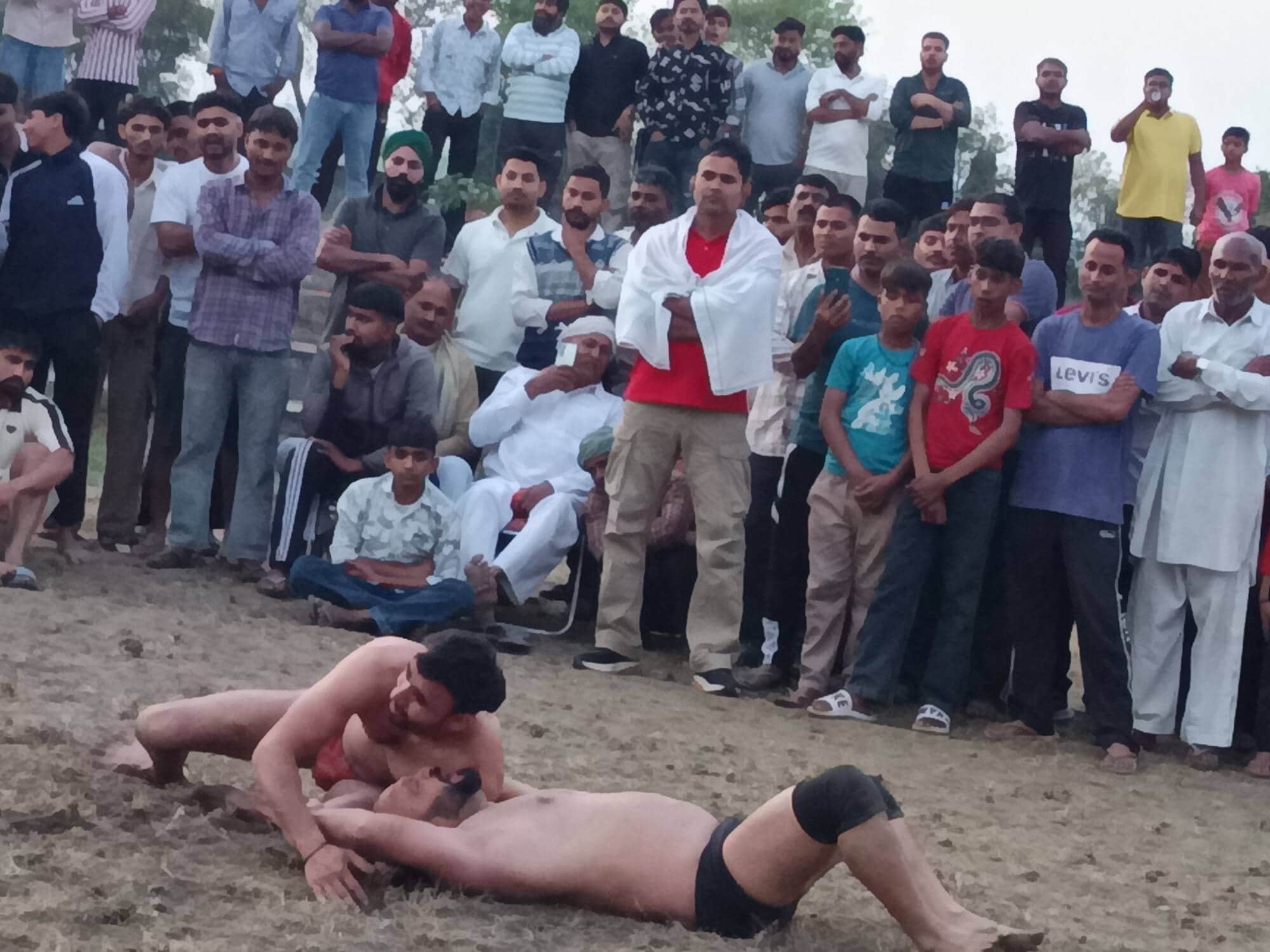 प्रतिद्वंद्वी पहलवान को पठखनी देता पहलवान। संवाद