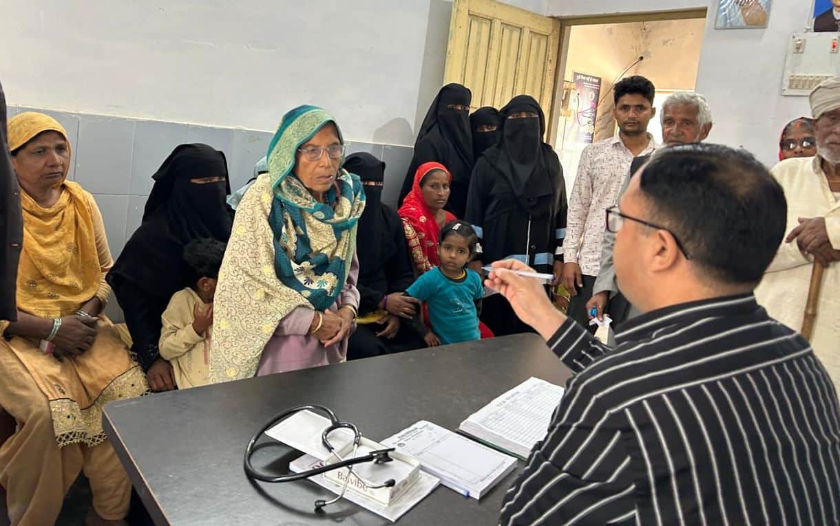 प्राथमिक स्वास्थ्य केन्द्र बिस्कोहर में मरीजों की जांच कर परामर्श देते डाॅ. एससी शर्मा। संवाद