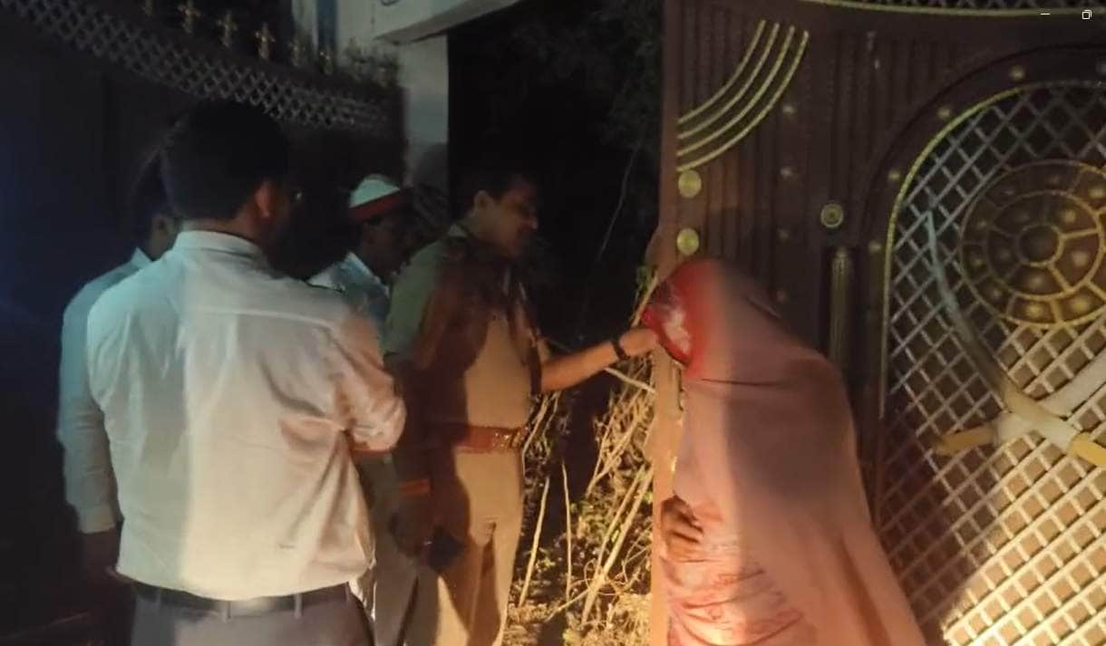 पूर्व मंत्री के सीज आवास को खोलने पहुंची पुलिस और प्रशासन की टीम। श्रोत-वीडियो ग्रैब