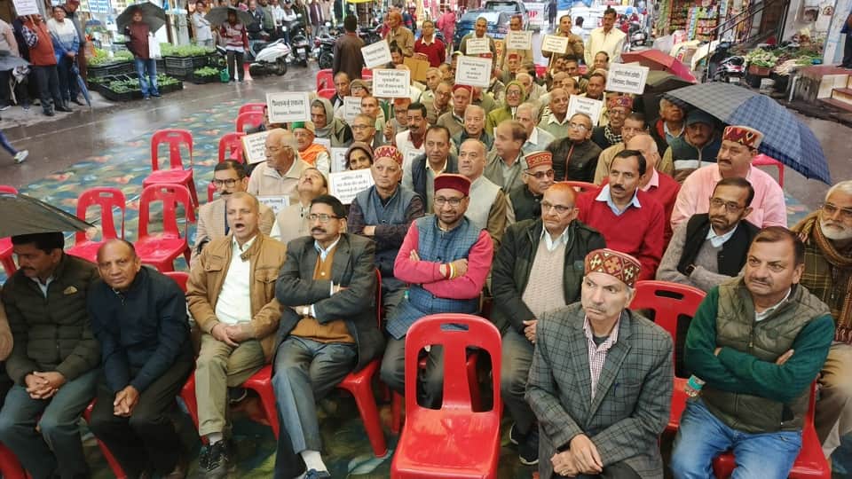 पेंशनर्स संयुक्त संघर्ष समिति हमीरपुर की ओर आयोजित धरना प्रदर्शन कार्यक्रम में मौजूद पेंशनर। सं