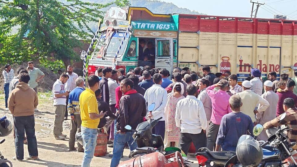 पांवटा साहिब क्षेत्र में गैस सिलिंडर के लिए जुटी उपभोक्ताओं की भीड़। संवाद