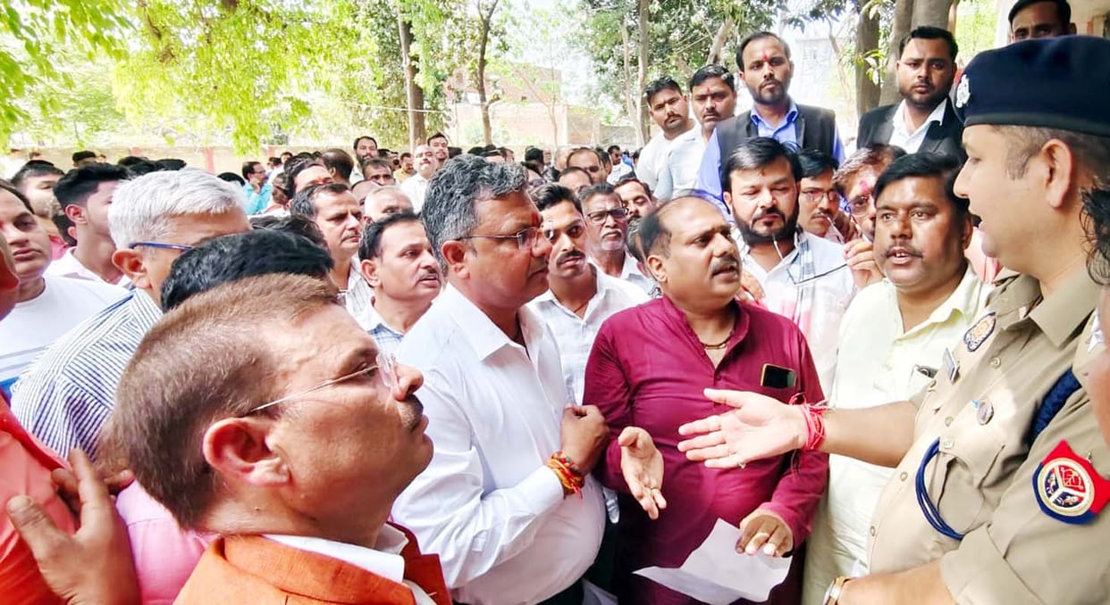 Members of the Brahmin community took out a procession and also submitted a memorandum to the Circle Officer.
