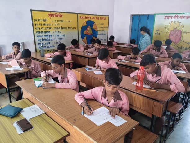 रॉबर्ट्सगंज उच्च प्राथमिक विद्यालय में परीक्षा देते बच्चें। संवाद