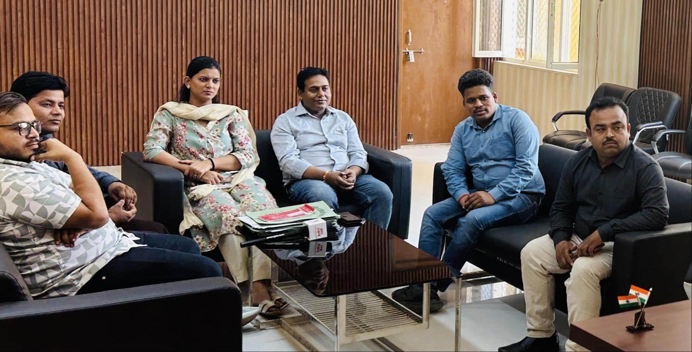 राजकीय इंजीनियरिंग कॉलेज में बैठक करते शिक्षक। - संवाद