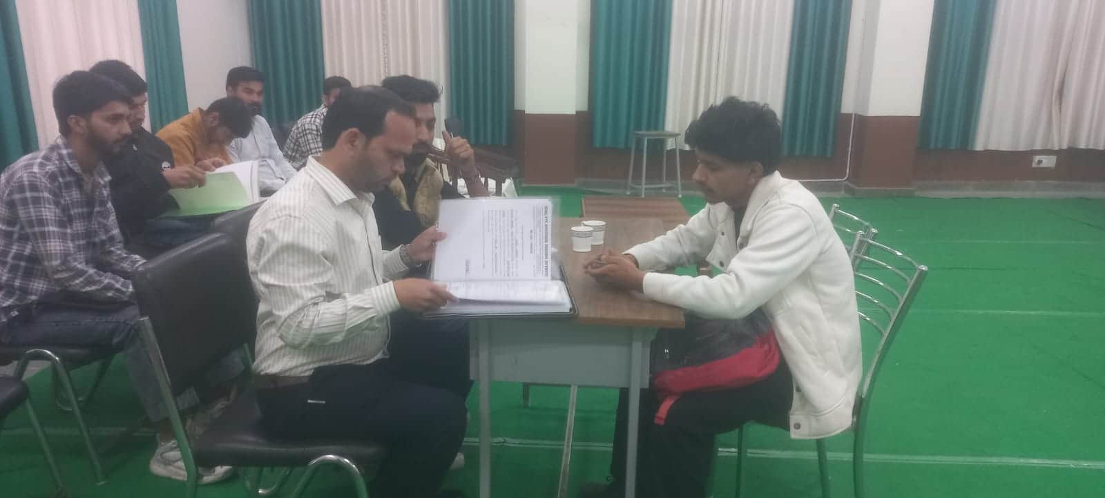 राजकीय औद्योगिक प्रशिक्षण संस्थान हमीरपुर में कैंपस इंटरव्यू में भाग लेते विद्यार्थी। स्रोत : ज