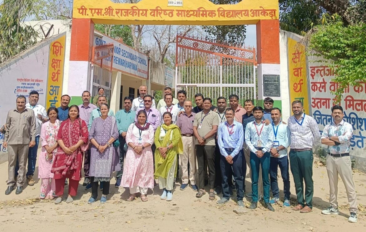 Teachers from Gujarat visited the government school.