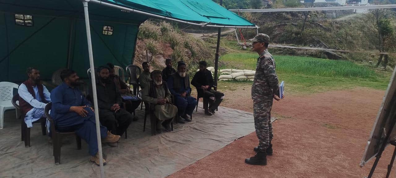 राजोरी में गुज्जर और बकरवाल समुदायों के साथ संवाद करते अधिकारी।